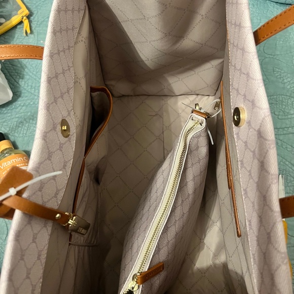 Steve Madden tore with makeup bag - Picture 2 of 2